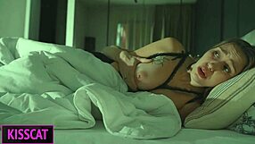 Fiul vitreg se strecoară acasă să o fută pe noua mamă vitregă la miezul nopții