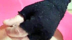 Ladyboy reitet das erste mal einen dildo