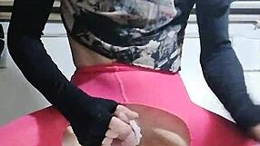 Ladyboy reitet das erste mal einen dildo