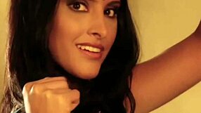 خلع الملابس بحركات مثيرة لإتقان الرقص