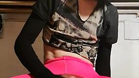 Ladyboy reitet das erste mal einen dildo