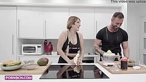 Hardcore vaalealatinan isot tissit ja lihaksikas valmentaja panee kovaa