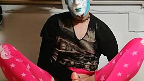 Ladyboy reitet das erste mal einen dildo