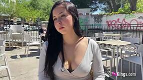 Hun er bare 18 men lengter etter første kuk i ræva