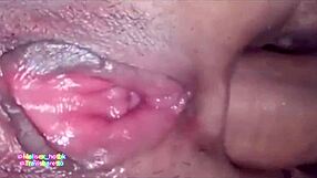 Lepa anime deklica upognjena v doggystyle škropilnem hentaju