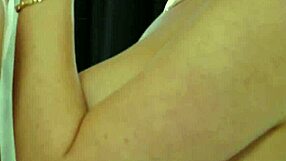 ميلف بلوند كبيرة الصدر كايلي غانر وسافانا بوند تلعقان كس على طاولة تدليك