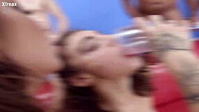 Ich komm nicht über Lily Veronis wildes Anal-Fisting und Squirt-Show mit Gio2312 hinweg