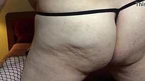 Gledam babicino pičko, ki jemlje kurc in spermo.