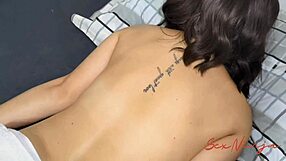 Styvmamma tillåter massageträning på hennes oljade kropp!