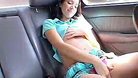 Chloe 18 vilauttaa luonnollisia tissejä ja sormettaa pillua julkisessa autokohtauksessa