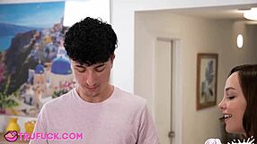 Ethan Busca Carga Caliente de Hermanastra Rissa May