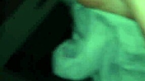 فتاة آسيوية هاوية حلوة تُضرب بقوة في جلسة خام حارة.