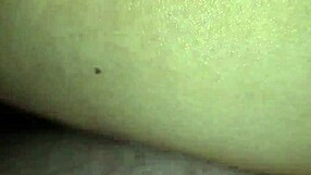 فتاة آسيوية هاوية حلوة تُضرب بقوة في جلسة خام حارة.