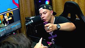 Sexo No Podcast com Havena Cep em Red Sheer. Ela Usa Brinquedo pra Bater Punheta Gostosa ao Ar Livre.