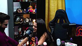 Sexo No Podcast com Havena Cep em Red Sheer. Ela Usa Brinquedo pra Bater Punheta Gostosa ao Ar Livre.