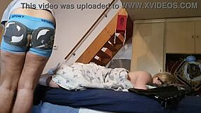 सौतेला बेटा चुपके से सौतेली मम्मी के पैरों पर मुठ मारता है एचडी में