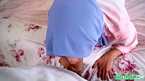 Östlig ung Izzy Lush bryter regler med djupstrup och doggystyle-action. Se henne rida och fingra!