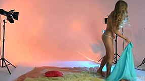 goudenharige jong model stript naakt voor erotische fotoshoot, haar kutje schittert in elke shot