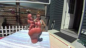 What bikini babe does with her feet and toes?