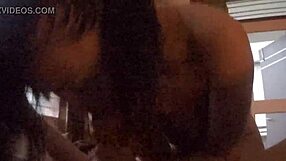 Regarde cette Asiatique faire une pipe mouillée et éjac dans sa chambre d'étudiante maison