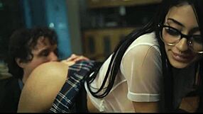 Elak skolflicka böjd över för djupstrup och smisk