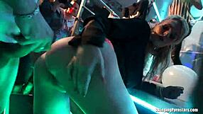 Cewek Nakal Liar Digenjot Keras Orgi Klub Malam Ramai