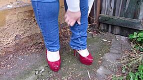 Толстая милф писает на улице в джинсах для фетиш-компиляции