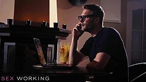 Alyssa Bounty întreabă: vrei să-ți ling pizda? în scenă pasională de muie și creampie.