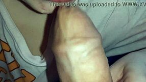 Holka dává intenzivní blowjob brzy ráno, cum v puse ze sladkých rtů