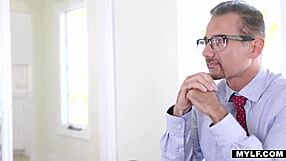 Milf tetona montando duro a un semental joven 18+, ¡mierda!