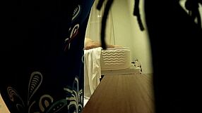 Pareja pillada en hotel mientras ella lame culo y mete dedo en ano