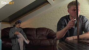 Jesi li se pitao šta stjuardese rade sa stranim ogromnim kurcem posle posla? Tješi se kasno noću