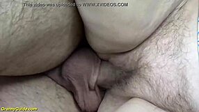 Milujem, ako táto sexi 72-ročná chlpatá babička berie tvrdú nakladačku