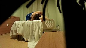 Pareja pillada en hotel mientras ella lame culo y mete dedo en ano