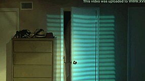 性感裸体辣妹万圣节XXX—她的淫荡小把戏是什么