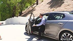 Milf tetona montando duro a un semental joven 18+, ¡mierda!