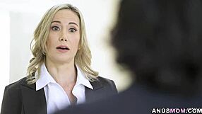 Ricky Spanish在熟女继母Lilly James身上射出大堆精液！