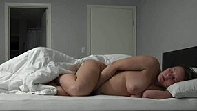 เขาลอบเข้าเตียงเงียบๆ แล้วลอบเข้าไปในตัวฉันเพื่อสองครั้งเมามันส์