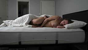 조용히 침대로 들어오더니, 나한테 들어와 강렬한 오르가즘 두 번