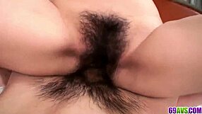 Hei, Yuna Hirose tar det dypt i hårete fitte, sjekk javhd net