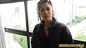 damn, produtor devours cantora’s shaved pussy!