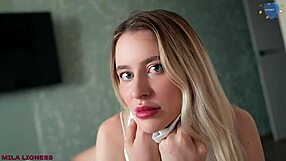 Min styvmamma stormade in, såg min kuk och den här slampan kom två gånger i mitt rum