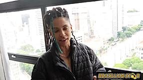 damn, produtor devours cantora’s shaved pussy!