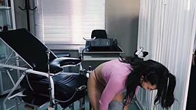 Ik liet een perverse gynaecoloog zijn grote lul als therapie gebruiken