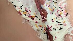 Nevlastná mama pečie tortu na nevlastného syna 18. narodeniny prekvapenie