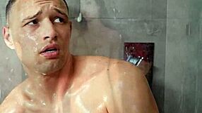 Artemisia Love kommer hjem til et beskidt hus og lærer sin uartige stedsøn en lektie med missionær fisse-slik og cowgirl handjob