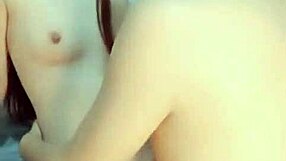 E aí, confira essa estudante vietnamita fofa ficando sexy!