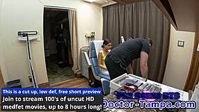 דוקטור טמפה מכין כפפות לבדוק את הבתולה היתומה אריה ניקול