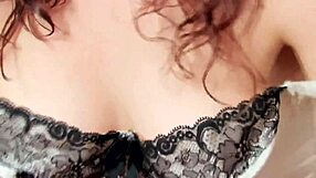 Helena가 섹시한 스타킹과 섬세한 란제리 입고 자위하며 유혹해