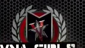 Jelmezbe öltözött szőke Vicky Vette fúrja lyukait szexjátékokkal kint